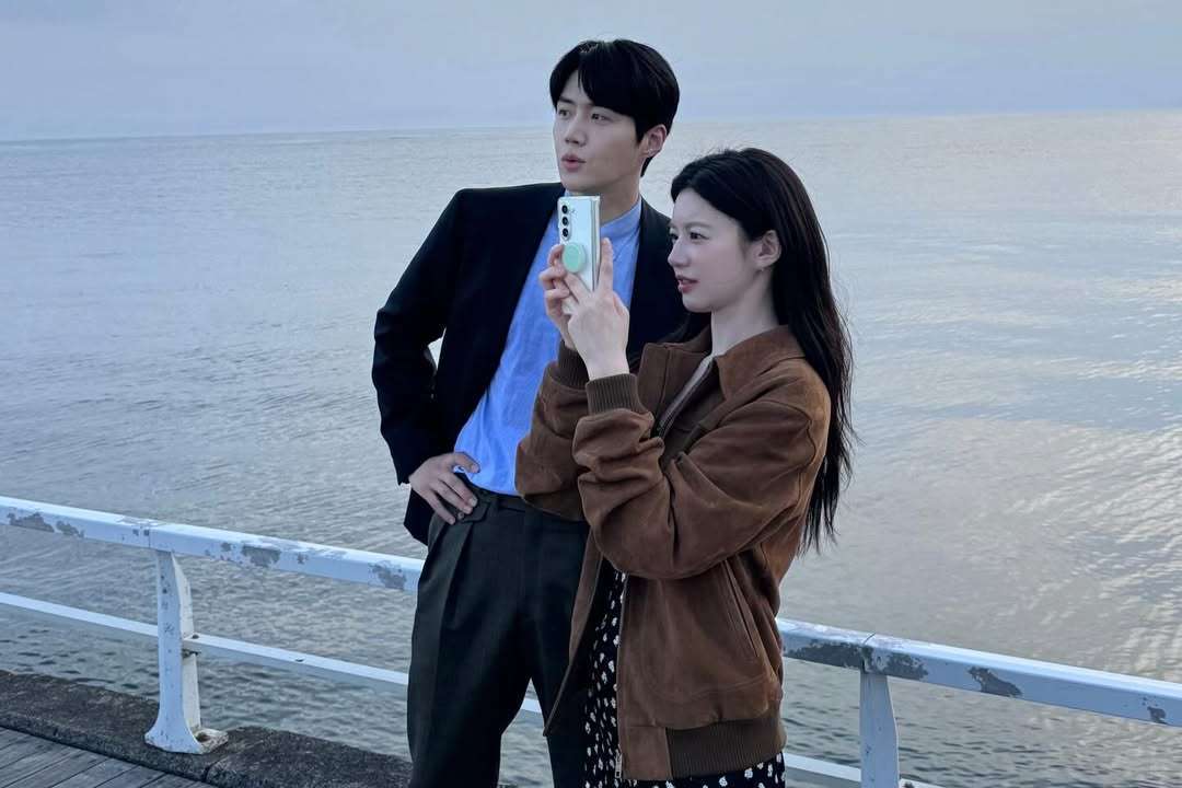 can this love be translated The emotions of a celebrity and her interpreter get lost in translation as they travel the world filming a TV show. 
Starring: Kim Seon ho, Go Youn jung, Sota Fukushi 
Creators: Hong Jung eun, Hong Mi ran, Yoo Young eun Go Youn-jung