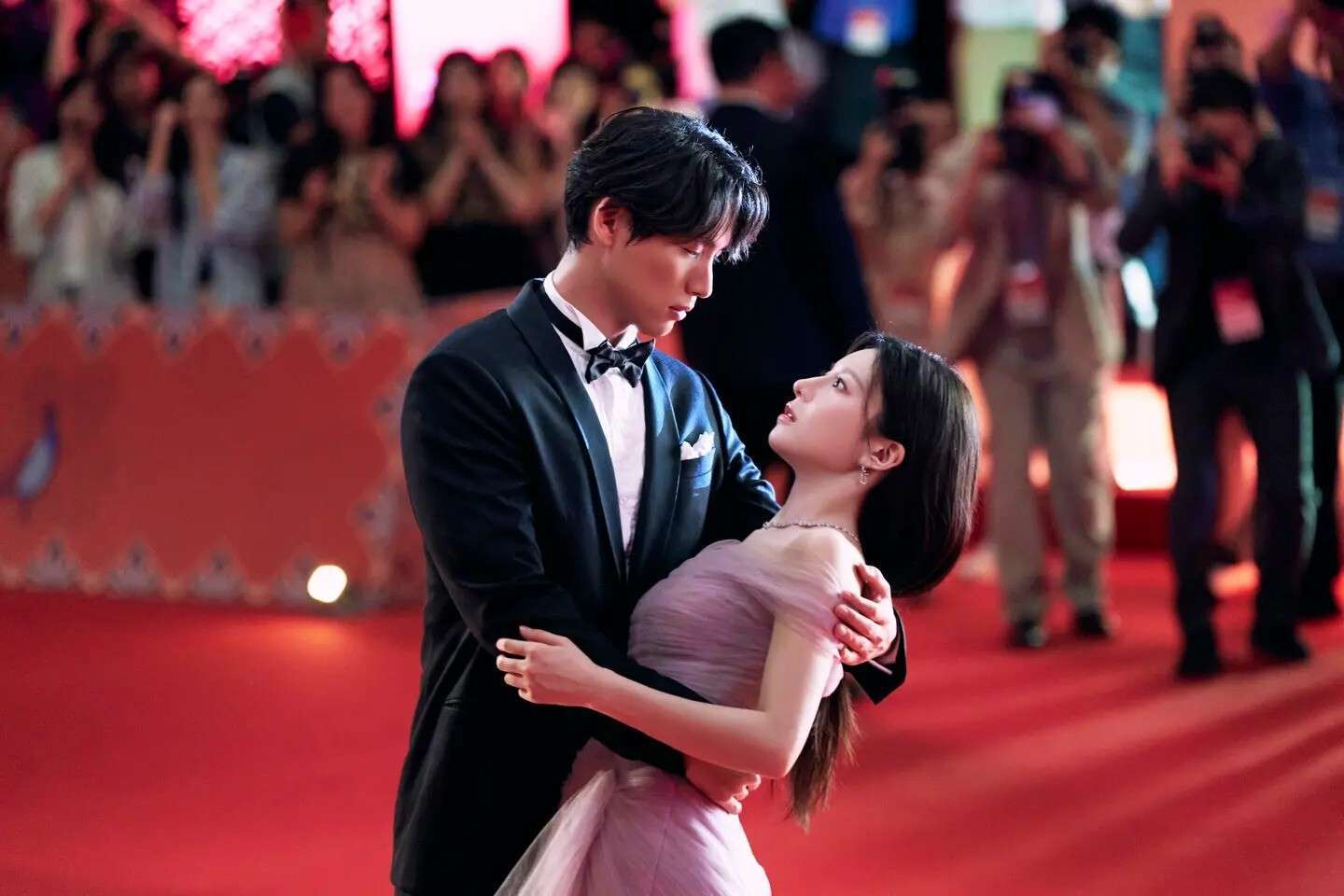 Joo Ho jin Hometown Cha’s Kim Seon ho may speak four languages, but it doesn’t make understanding Cha Mu hee Resident Playbook’s Go Youn jung any easier. When the two first meet in Japan’s Shonan area in the first episode of can this love be translated? Kim Soo-hyun