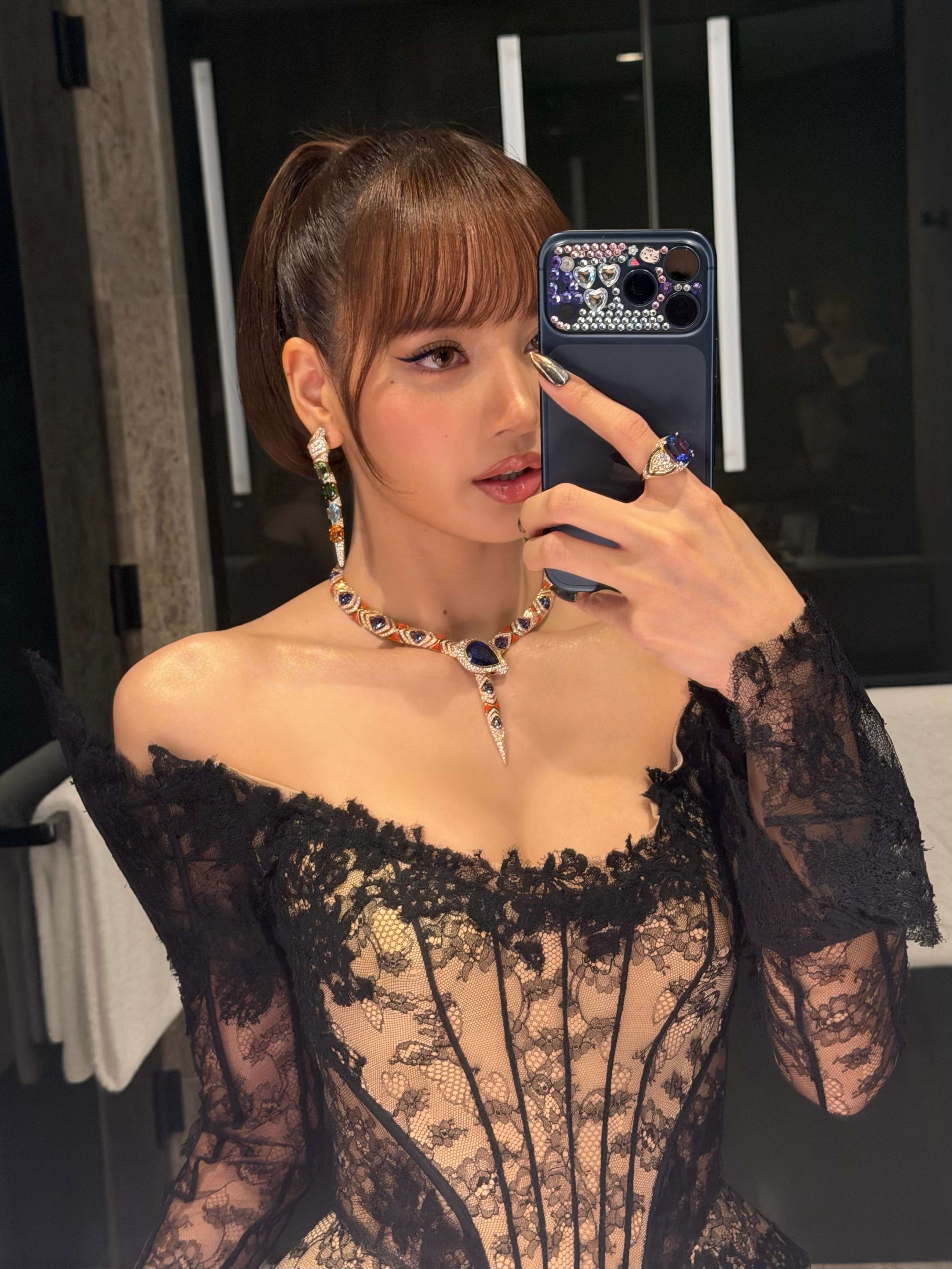 serpentiinfinito From jewelry to art, got to experience Serpenti Infinito in NYC. 🐍✨ A beautiful celebration of creativity, craftsmanship, and the timeless Serpenti spirit. Lisa Blackpink